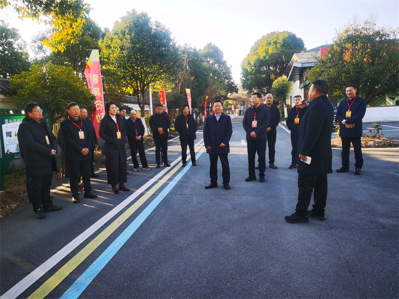 2025年1月9日，熱烈歡迎信陽(yáng)市人大代表一行來(lái)我司參觀(guān)指導(dǎo)